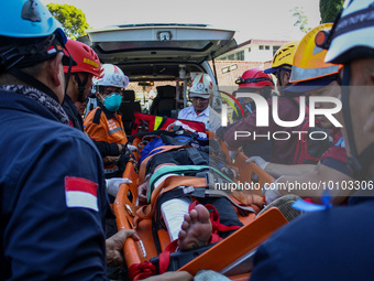 Joint Search And Resque officers (SAR) evacuate a victims during a simulation Earthquake Lembang Fault evacuation in Cisarua, Parongpong, We...