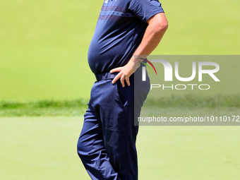 Jason Dufner of Auburn, Alabama waits on the 18th green during the first round of the The Memorial Tournament presented by Workday at Muirfi...