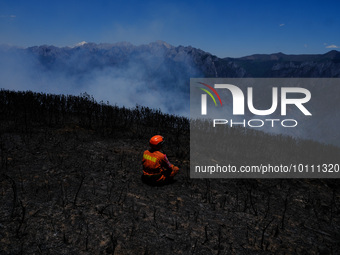 MULI, CHINA - JUNE 1, 2023 - A firefighter takes a break at the Muli Fire site in Muli county, Liangshan, Sichuan province, China, June 1, 2...