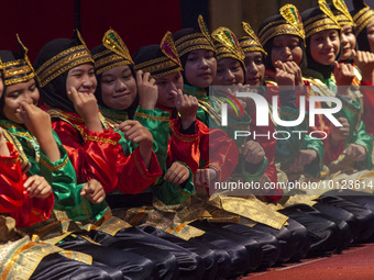 A number of students performing the Saman dance from Aceh performed on stage in Batam, Riau Islands. Saman dance is one of the traditional d...