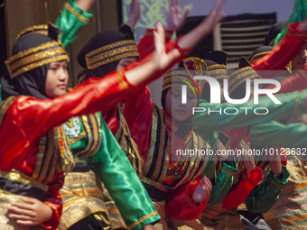 A number of students performing the Saman dance from Aceh performed on stage in Batam, Riau Islands. Saman dance is one of the traditional d...
