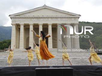 Jeanne Bresciani and the dancers of the Isadora Duncan International Institute of New York are performing a dance in the style of Duncan ent...