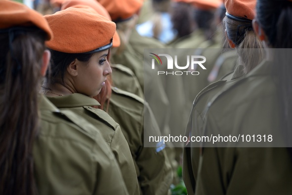 TEL AVIV, ISRAEL - MAY 05: Israeli soldiers attend the official Memorial day ceremony at the military cemetery Kiryat Shaul on May 5, 2014 i...