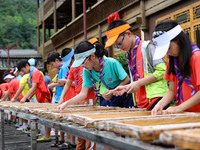 

Primary school students from Shanghai are experiencing making herbal paper at an ancient papermaking workshop in Shiqiao village, Nangao T...
