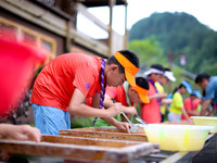 

Primary school students from Shanghai are experiencing making herbal paper at an ancient papermaking workshop in Shiqiao village, Nangao T...