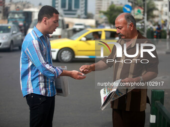 A Palestinian vendor sells the Al-Quds Newspaper in Gaza city, on May 06, 2014. Palestinian government in Gaza strip allowed the redistribut...