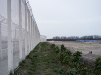 The jungle of Calais is along the highway separated by fences and continuously monitored by the police.
A band of 100 meters has been clear...