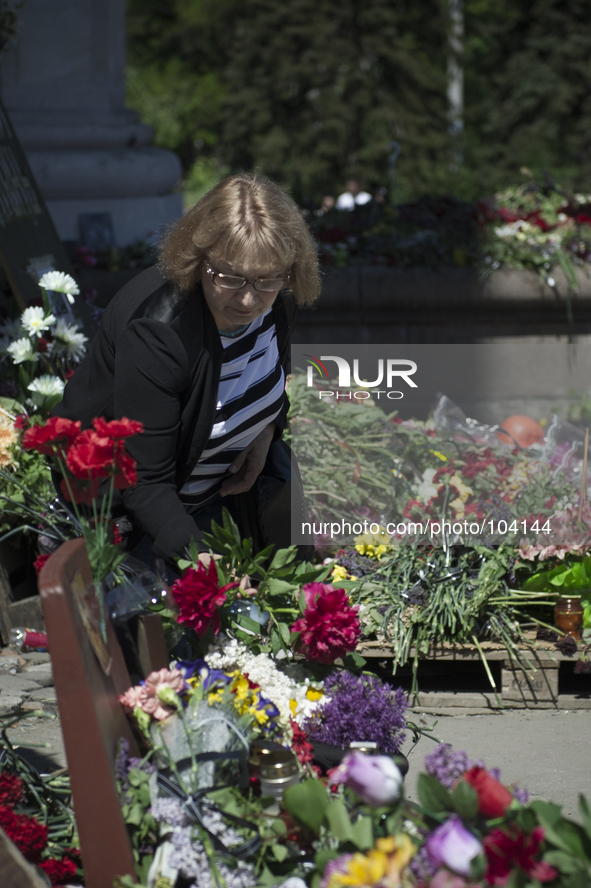 Ukraine, Odessa : A unidentified woman deposits flowers outside the burnt trade union building in Odessa, Ukraine, May 8, 2014. More than 40...