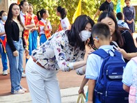 Children walk into a primary school in Beijing, China, September 1, 2023. On the same day, the new semester of primary and secondary schools...