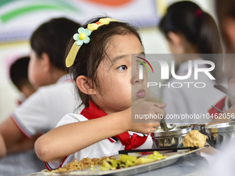 A student eats lunch at Yanghe Primary School in Gaoliu town, Qingzhou city, East China's Shandong province, Sept 4, 2023. (