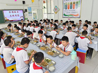 Students eat lunch at Yanghe Primary School in Gaoliu town, Qingzhou city, East China's Shandong province, Sept 4, 2023. (