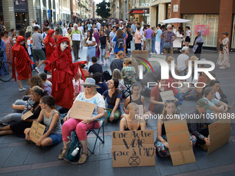 Mothers during the sit-in. Extinction Rebellion (XR) Toulouse organized a sit-in of women in one of the most frequented street of Toulouse....