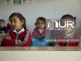 Students in a school in Domiz 1 refugee camp for Syrian Kurds, who fled from the civil war in Syria in 2011/2012. Domiz, Ninewa, Iraq, 15 Fe...