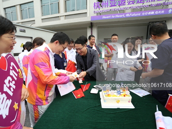 Doctors, nurses and volunteers hold a ceremony at Shaoxing Central Hospital to celebrate the completion of the task of providing medical car...