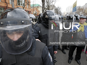Ukrainian police stand at front the bank 