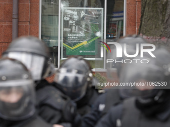 Ukrainian police stand at front the bank 