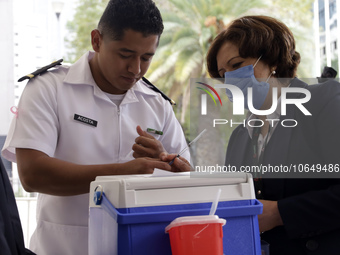 October 16, 2023, Mexico City, Mexico: Health personnel from the Mexican Institute of Social Security and the Armed Forces prepare the vacci...