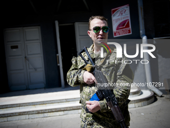 UKRAINE, Slavyansk : An armed man in front of a polling station prior to vote for the referendum called by pro-Russian rebels in eastern Ukr...