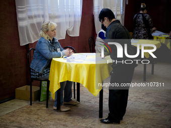 UKRAINE, Slavyansk : People vote for the referendum called by pro-Russian rebels in eastern Ukraine to split from the rest of the ex-Soviet...