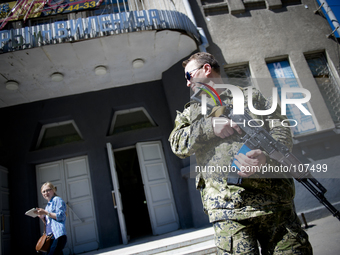 UKRAINE, Slavyansk : An armed man in front of a polling station prior to vote for the referendum called by pro-Russian rebels in eastern Ukr...