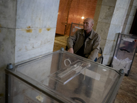 UKRAINE, Slavyansk :  Ukrainians are seen in a voting booth during the referendum called by pro-Russian rebels in eastern Ukraine to split f...