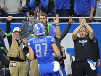 Detroit Lions tight end Sam LaPorta (87) scores a 2-point conversion during the second half of an NFL football game between the Chicago Bear...