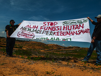 Environmental activists are protesting in a unique way against the conversion of part of the Leuser Ecosystem forest area into an oil palm p...