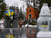 National Guard servicemen are placing a basket of flowers at the graves of Ihor Loskyi and Andrii Lazarenko, participants of the Battle of K...
