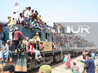Muslim Devotees Leave On An Overcrowded Train After Taking Part In Akheri Munajat, Or Final Prayers Of Second Phase, At The Biswa Ijtema, Or...