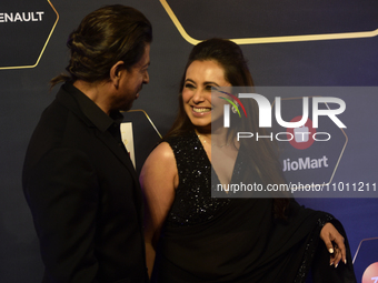 Bollywood actor Shah Rukh Khan (L) and Bollywood actress Rani Mukherji (R) are posing for a photoshoot during a red carpet event of the 'Dad...