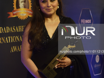 Bollywood actress Rani Mukherji is posing for a photoshoot while holding an award in her hand during a red carpet event of the 'Dadasaheb Ph...