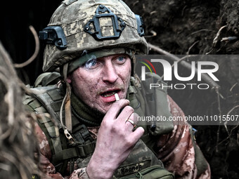 A serviceman from the 65th Separate Mechanized Brigade of the Land Forces of the Armed Forces of Ukraine is vaping in the trenches near Robo...