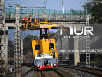 An overhead contact line worker from the Nanchang power supply section of Southern Railway is overhauling overhead contact line equipment in...