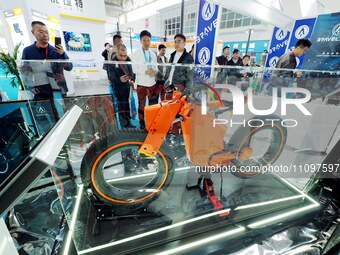 Visitors are viewing the ''Hydrogen Hybrid Wheeled Robot Vehicle'' at the 2024 Beijing International Hydrogen Technology and Equipment Exhib...