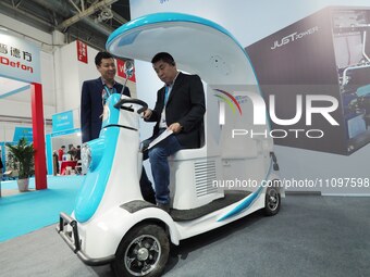 Visitors are viewing a ''hydrogen-powered shared sightseeing car'' at the 2024 Beijing International Hydrogen Energy Technology and Equipmen...