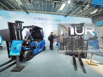 Visitors are viewing a ''solid state hydrogen storage fuel cell forklift truck'' at the 2024 Beijing International Hydrogen Technology and E...