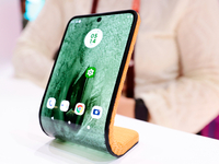 Motorola, the American manufacturer and subsidiary of the Chinese technology company Lenovo, is exhibiting a concept rollable smartphone tha...