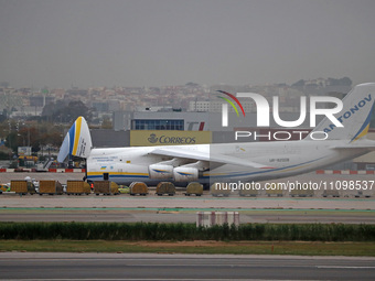 An Antonov An-124-100 is bringing one of the sailboats that will participate in the upcoming edition of the America's Cup to Barcelona from...