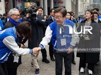 Lee Jae-myung, the leader of the Democratic Party of Korea and the standing co-chairman of the election campaign committee, is making his en...