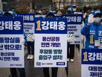 Election campaigners from the Democratic Party of Korea are greeting citizens at the campaign kickoff in front of Yongsan Station Square in...