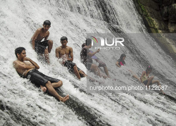 Local tourists bathe at the decommissioned Wawa Dam in the municipality of Rodriguez, Rizal province on World Water Day, 22 March 2016. The...