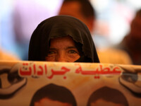 Palestinian women attend a weekly protest at the Red Cross office in Gaza City on May 19, 2014, to express solidarity with Palestinian priso...