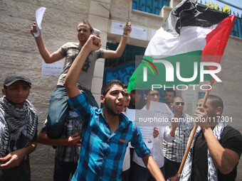 Palestinian youths take part a protest during a rally in Gaza City on May 21, 2014 to express solidarity with Palestinian prisoners on hunge...