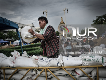 Anti government protesters continue to build sand bag barricades in the centre of Bangkok to protect from suspected attacks after the milita...
