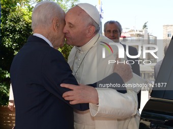Pope Francis is welcomed by Israeli President Shimon Peres ahead of a meeting at the presidential residence in Jerusalem on May 26, 2014. (