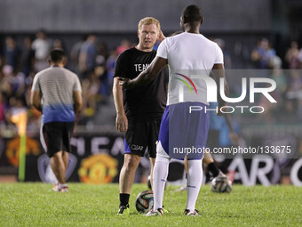 Makati, Philippines - Former Manchester United players Paul Scholes (L) and Andy Cole (R) chat before an exhibition game against local amatu...