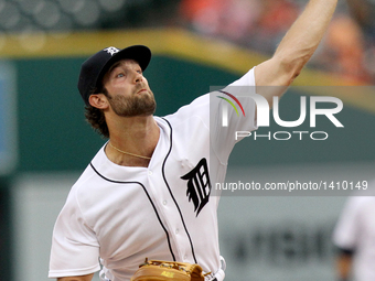 Detroit Tigers starting pitcher Daniel Norris (44) pitches the first inning  of a baseball game against the Chicago White Sox in Detroit, Mi...