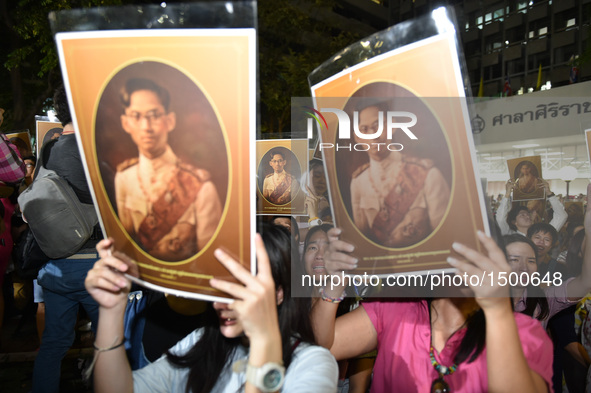 People mourn for the death of Thai King Bhumibol Adulyadej outside Siriraj Hospital in Bangkok, capital of Thailand, on Oct. 13, 2016. Thai...