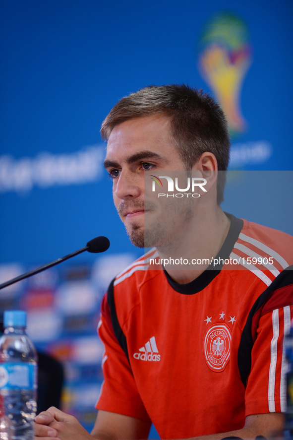 PORTO ALEGRE, RS, 29.06.2014: COPA DO MUNDO- Philipp Lahm, jogador da Alemanha durante entrevista coletiva antes do treino da Alemanha para...
