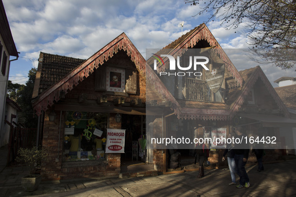 (140703) -- RIO GRANDE DO SUL, July 3, 2014 () -- People walk in front of a store in the downtown of Gramado, in the state of Rio Grande Do...